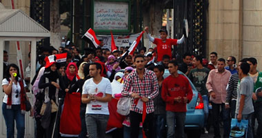 طلاب جامعة القاهرة يساندون المنتخب