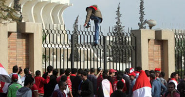 إغلاق أبواب الاستاد والجماهير خارجه