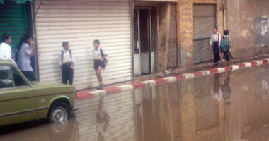 بالصور.. شلل مرورى بسبب انفجار ماسورة مياه بنجع حمادى