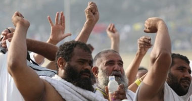 حجاج بيت الله يرمون الجمرات فى أول أيام التشريق