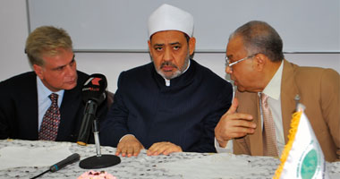 الطيب: الأزهر لا يميل إلى التشدد والتطرف