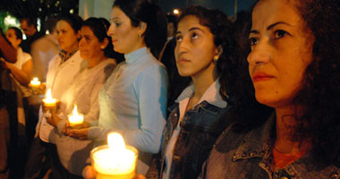أقباط ومسلمون يحتجون أمام السفارة العراقية بالشموع