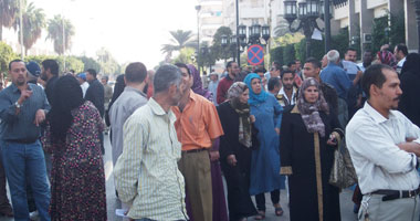 الأهالى يقطعون طريق بسيون دسوق بالغربية 
