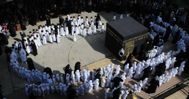 بالصور.. تلاميذ مدينة نصر أدوا مناسك الحج وطافوا حول الكعبة