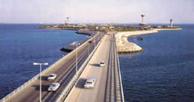 شرطة البحرين تعثر على قنبلة أعلى جسر يربطها بالسعودية