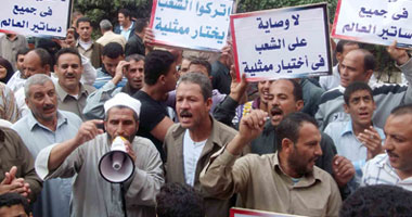 نشطاء يدونون عبارة "لا للفلول" على الحوائط بأسوان