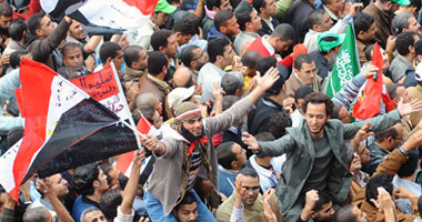 "النور" يرفع لافتات مرشحيه بـ"التحرير".. ويهتف لـ"الفانوس"