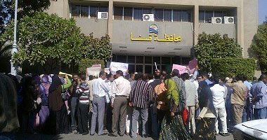 تظاهر معلمى الأزهر بقنا احتجاجا على عدم تثبيتهم