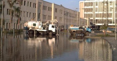 زحام مرورى بسبب تسرب مياه صرف صحى فى شارع مصطفى النحاس