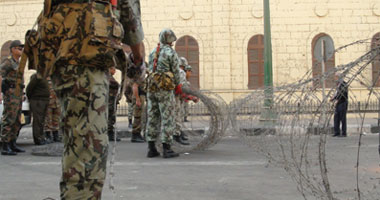 الجيش يضع حواجز وأسلاكا شائكة حول وزارة الداخلية 