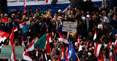 مؤيدو "العسكرى" يفضون وقفتهم منعا لتعطيل المرور