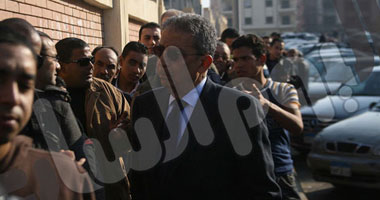 عمرو موسى يصل لمقر لجنته ويقف فى طابور مكون من 200 مواطن