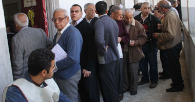اعتصام مئات الناخبين فى لجنة بشبرا لرفض القاضى التوقيع على الاستمارة