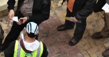       أنصار مرشح يقومون بالدعاية له أمام اللجان 