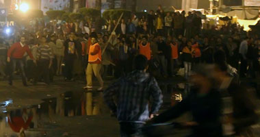 متظاهرو التحرير يلقون القبض على أحد الباعة الجائلين