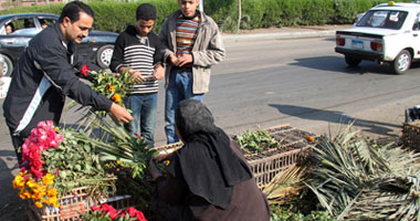 "اليوم السابع" داخل مقابر "سيدى العقبة" فى ثانى أيام العيد.. جثث الموتى تطفو فوق المياه الجوفية.. وزوارها يرددون "أهالينا مش مستريحين دنيا ولا آخرة".. تُربى: "عايزين الناس كلها تموت عشان نسترزق"  