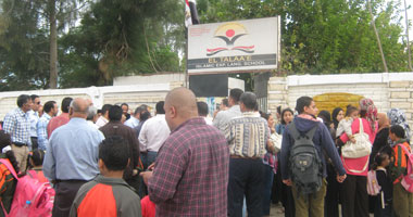 وقفة احتجاجية لأولياء أمور طلاب مدرسة الطلائع التجريبية بأكتوبر