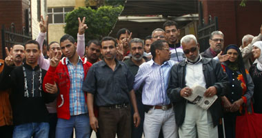 مصابو الثورة يتظاهرون أمام دار القضاء بعد قرار إخلاء سبيل مبارك