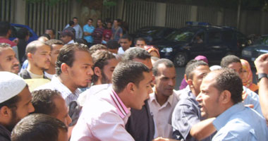 بالصور.. اعتصام معلمى العقود بقنا للمطالبة بالتثبيت