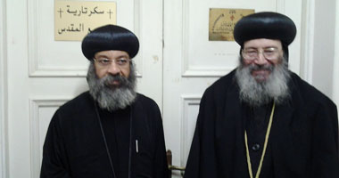 الأنبا بيشوى يسلم الأنبا روفائيل مكتب سكرتير المجمع المقدس
