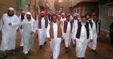 وفد من أهالى مطروح يقدم العزاء لأهالى ضحايا القطار أسيوط