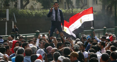 انسحاب المدرعات من أمام "الشورى".. ومسيرة لشباب "الوفد" تصل التحرير