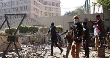 الأمن يفشل فى إجبار المتظاهرين على التراجع من أمام السفارة الأمريكية