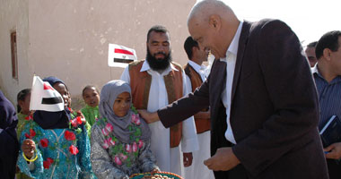 بالصور.. محافظ مطروح يزور أصغر واحة مصرية فى قلب الصحراء الغربية
