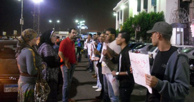 بالصور.. سلاسل بشرية فى بورسعيد تطالب بإقالة المحافظ ومدير الأمن