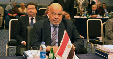 أحمد مكى وزير عدل الإخوان مسيرة تاريخية من التناقضات.. اعترف بإدارة مكتب الإرشاد للبلاد فى عهد المعزول.. تغاضى عن محاصرة الدستورية.. زعم إصدار المعزول قانون إلغاء حبس الصحفيين لحمايتهم وتناسى قتل الحسينى أبوضيف