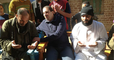 بالصور.. عمرو خالد وفريق صناع الحياة مع أطفال المعهد الدينى بأسيوط 