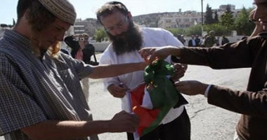 نواب كنيست متطرفون يحرقون العلم الفلسطينى أمام مكتب الأمم المتحدة