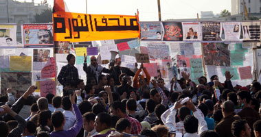 "الشعب يريد إسقاط النظام" هتاف مليونية حلم الشهيد.. و"جوة المطبخ الإخوانى سلقوا دستور الغريانى" و"دستور مصرى لكل المصريين" تسيطر على المتظاهرين بالميدان.. و6 مسيرات تتوجه للتحرير بهتافات "ارحل.. ارحل"
