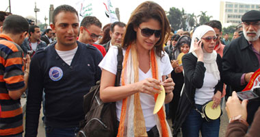 بالصور.. رسائل الفنانين من التحرير: سنواصل المظاهرات وإذا لم يلغَ الإعلان الدستورى سنتوجه لقصر الرئاسة.. يسرا: أتمنى أن يتراجع مرسى.. وبسمة: نرفض الحاكم المطلق.. وبشارة: الرئيس قضى على امتيازات يناير