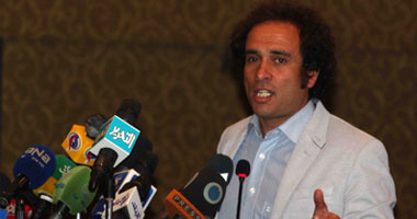 عمرو حمزاوى يغادر القاهرة متجها إلى ألمانيا
