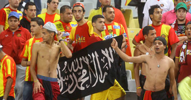 جماهير الترجى تحتفل بلاعبيها أمام غرف الملابس بعد التعادل مع الأهلى