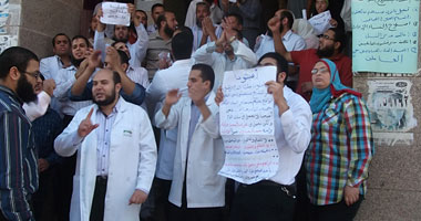 وقفة احتجاجية لطلبة معاهد التمريض للالتحاق بالجامعة 