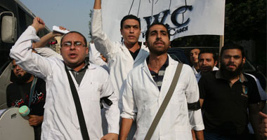 "العليا لإضراب الأطباء": النظام يحاربنا بأساليب بعيدة عن الثورة 