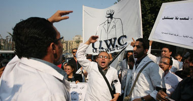 "العليا للإضراب" تطوف بنعش "الصحة" فى ميدان التحرير