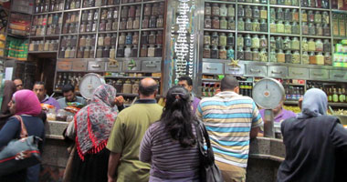 قبل أيام من الشهر الكريم.. تجار عطارة: ارتفاع أسعار الفول 2 جنيه للكيلو.. ومستورد: الحد الأقصى لإيداع الدولار تسبب فى نقص كمية المستورد ورفع الأسعار.. ومواطنون: "مفيش وجبات للغلابة زى زمان"