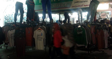 "الباعة الجائلين" فى طلعت حرب يصرخون من معارضى باسم يوسف