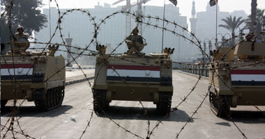 الجيش يغلق "التحرير" من ناحية كوبرى قصر النيل بالأسلاك الشائكة 