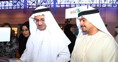 وزير التربية والتعليم بالإمارات يزور معرض الشارقة الدولى للكتاب