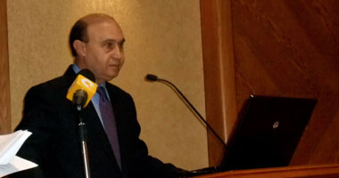 مهاب مميش: 54 سفينة مرت اليوم بقناة السويس
