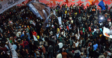استمرار الكر والفر بين المتظاهرين وقوات الأمن بالتحرير