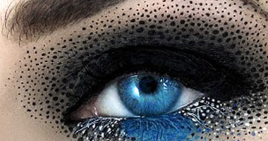 ظل العيون الأزرق أقوى اتجاهات موضة صيف 2014