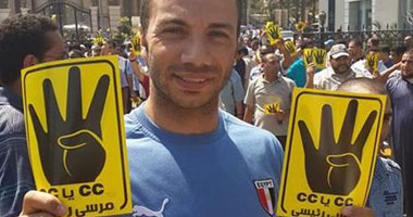 بطل العالم للكاراتيه ينشر صورة يرفع فيها شعار رابعة فى مظاهرة إخوانية