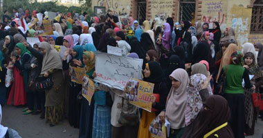 وقفة لطلاب الجامعة بـ"بسيون" احتجاجاً على "أزمة المواصلات"