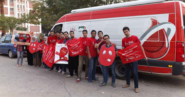 طلاب جامعة المنيا يتبرعون بـ 710 أكياس دم فى حملة كلية الصيدلة 
