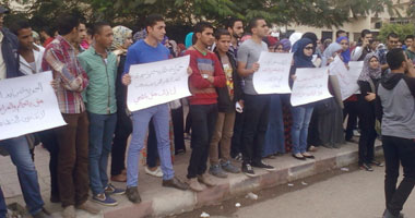 وقفة لنشطاء جامعة الزقازيق للتنديد بقانون التظاهر